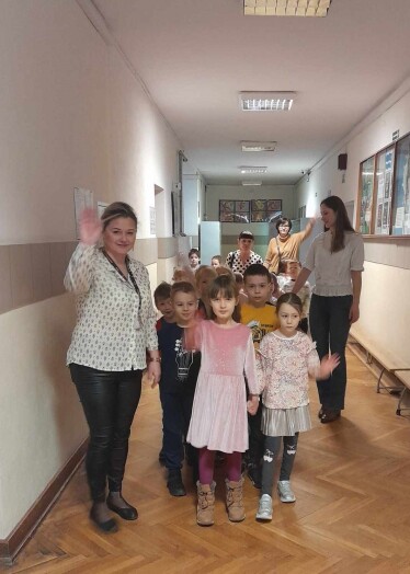 Przedszkolaki razem z Panią Beatką zwiedzają szkołę.