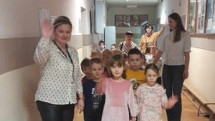 Przedszkolaki razem z Panią Beatką zwiedzają szkołę.