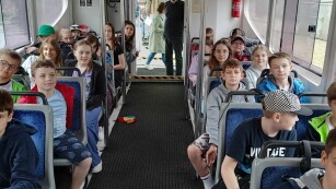 Grupa dwudziestu pięciu uczniów klasy piątej płynie tramwajem wodnym po rzece Brdzie w Bydgoszczy