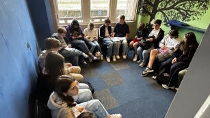 Grupa fioletowa szykująca się do zajęć w szkole językowej.