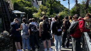 Uczniowie czekający na kolejkę górską.