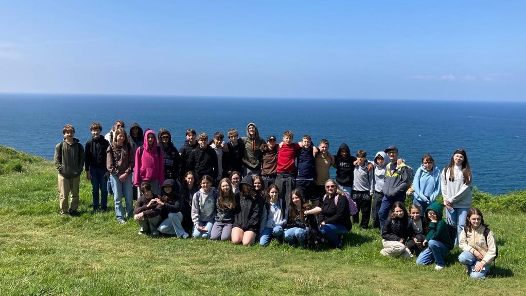 Zdjęcie grupowe uczniów z warsztatów językowych w Devon.