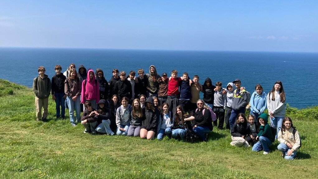 Zdjęcie grupowe uczniów z warsztatów językowych w Devon.