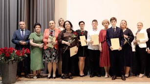 Uczniowie i nauczyciele z nagrodami laureatów